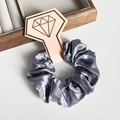 Chouchou élégant en satin gris argenté avec plis soyeux sur carte de présentation - Gris