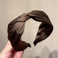 Elegante diadema ancha de satén trenzado en color marrón oscuro para un estilo de verano - Marrón