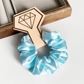 Chouchou en satin bleu clair élégant avec éclat soyeux sur carte de support - Bleu clair
