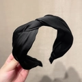 Diadema ancha de satén negro con diseño de nudo cruzado y detalles de pliegues - Negro