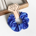 Chouchou élégant en satin bleu roi avec éclat soyeux sur base texturée pour queue de cheval - Bleu