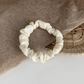 Vista dettagliata dell'elastico per capelli in tessuto beige plissettato ad alta elasticità - Tessuto increspato / Beige