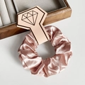 Chouchou en satin rose brillant de haute qualité avec un aspect soyeux et élégant - Rose