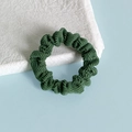 Chouchou en velours côtelé vert foncé avec texture plissée pour styles d'hiver - Gris clair