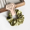 Chouchou élégant en satin vert olive présenté sur une carte cadeau minimaliste - Vert Militaire