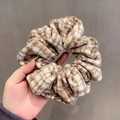 Elastico per capelli in maglia pied de poule marrone e bianco per uno stile vintage invernale - Marrone