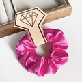 Chouchou en satin fuchsia avec carte diamant pour cadeaux de demoiselles d'honneur - Rose rouge