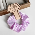Chouchou élégant en satin lavande avec une finition soyeuse et étiquette de vente - Mauve Clair