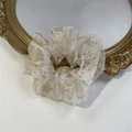 Chouchou élégant en maille champagne avec paillettes argentées et texture organza - Blanc Champagne