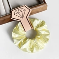 Chouchou élégant en satin jaune clair avec texture soie et carte cadeau de qualité - Light jaune