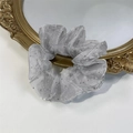 Chouchou élégant en tulle gris argenté avec paillettes pour une coiffure chic - Gris