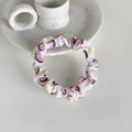 Chouchou en tissu à fleurs avec motif de cœurs sur un plateau en céramique - Bonbon Rose