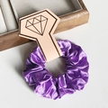 Chouchou élégant en satin violet sur carte de présentation pour coiffure femme chic - Violet