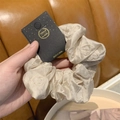 Elegante elastico in raso color crema con ricamo a cuore su carta da esposizione - Champagne