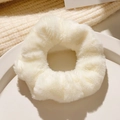 Chouchou mignon en peluche blanc crème en fausse fourrure de lapin sur une assiette - Blanc