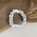 Weißes Haar-Scrunchie mit silbernen Polka Dots und strukturierter Stoffoberfläche - Silber Punktmuster