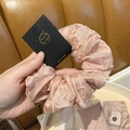 Chouchou élégant en satin rose avec broderie cœur sur carte de présentation noire - Rose
