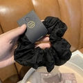 Chouchou élégant en satin noir avec broderie de coeurs et étiquette faite main - Noir