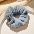 Chouchou en peluche bleu clair avec texture douce pour coiffures d'automne et hiver - Bleu lac