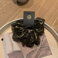 Eleganter Bronze-Metallic-Haargummi aus Organza mit handgefertigtem Papieretikett - Schwarzgold