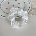 Elegante coletero de satén blanco perla con acabado sedoso en plato decorativo de cereza - Blanco