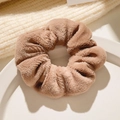 Chouchou en peluche marron clair doux sur une assiette blanche avec un décor épuré - Café Foncé