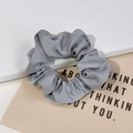 Minimalistisches graues Satin-Haargummi mit Seidenglanz für elegante Frisuren - Grau