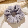 Chouchou en peluche violet clair en fausse fourrure avec une texture douce pour cheveux - Gris