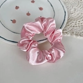 Coletero de satén rosa con pliegues elegantes en un plato de cerámica floral vintage - Rosa