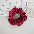 Elegante coletero de satén burdeos con textura de seda brillante y un diseño plisado - Rojo