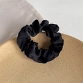 Chouchou élégant en satin noir pour femmes avec texture plissée sur plateau d'exposition - Noir