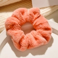 Chouchou en peluche rose corail avec texture douce pour les coiffures d'automne - Orange
