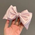 Barrette nœud géant en satin rose pâle avec une texture soyeuse élégante - Rose