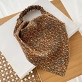 Detail van vintage hoofddoek met bloemenprint en elastische band op houten tafel - Karamele Bloemen (9#)