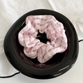 Scrunchie a quadretti rosa e bianchi di grandi dimensioni con elastico in tessuto - Rosa Intenso