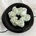 Elastico scrunchie oversize a quadretti verde chiaro e bianco su un piatto di ceramica nero - 9# Verde