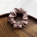 Coletero elegante de satén en color rosa palo sobre una bandeja de madera - Rosa