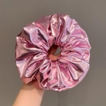 Chique oversized metallic roze scrunchie van kunstleer voor een stijlvolle paardenstaart - Roze Groot 17cm