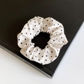 Elegante elastico per capelli bianco a pois neri su un raffinato libro nero - 3# Scrunchie Semplice