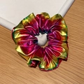 Regenboog metallic leren haarelastiekje met geplooide afwerking op wit dienblad - Regenboog Medium 15cm