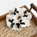Coletero de encaje blanco con lazos de satén negro y perlas en bandeja de madera - Blanco