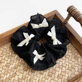 Elegante coletero plisado negro con lazos de cinta blanca y detalles de perlas - Negro