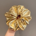 Chouchou doré large plissé avec finition brillante métallique pour coiffure de femme - Or Grand 17cm