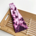 Bandeau de yoga élastique tie-dye violet et blanc posé sur un plateau en bambou - Style Tie-Dye Série Violet Clair (5#)