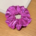 Chouchou large magenta chic avec finition métallique et texture de tissu plissée - Rose Foncé Grand 17cm