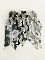 Drei-teiliges Set aus floralen Haargummis mit langen Seidenbändern für den Pferdeschwanz - Blumen Scrunchie Stil / Dunkelgrün Schwarz Weiß Hellgrün (Set Eins)