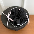 Elegante scrunchie in raso nero con bordi smerlati bianchi e un fiocco rosa decorativo - Nero