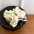 Elegante elastico scrunchie in raso crema con bordo marrone e dettaglio a fiocco - Stile Raso Beige Fiocco Marrone / Beige