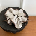 Elegante elastico in raso beige con bordo marrone e piccolo fiocco decorativo - Stile Raso Grigio Fiocco Marrone / Grigio