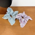 Chouchous en tissu à carreaux bleu et rose présentés sur une table en bois élégante - Style à Carreaux Bleu et Violet (1#格子蓝紫2件套)